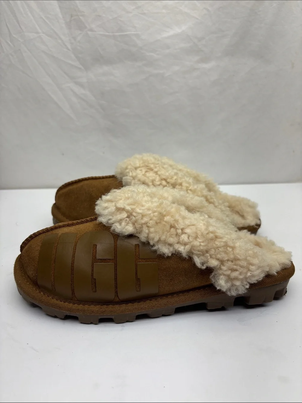 UGG cozy slippers for big girl, SZ 5, box 76